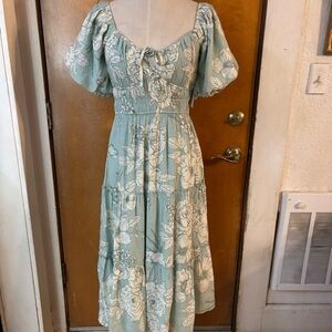 Beautiful Trixxi Puff sleeve dress.  Medium. Green.